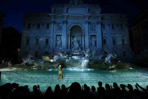 fendi modenschau trevi brunnen|Behind the scenes: Fendi's 90th anniversary show at the Trevi.